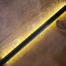 Kolekcja VOLARE – Wybarwienie gorzkiej czekolady ma swoją kontynuację na szczotkowanych ścianach tylnych przeszklonych powierzchni, podkreślonych przez subtelne oświetlenie i przyciemnione szkło antisol.