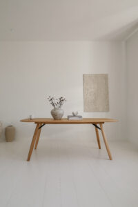 tół Nuvio z naturalnego dębu w minimalistycznym wnętrzu
